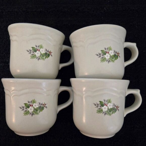 Vintage Pfaltzgraff Christmas Heirloom Mugs Set of 4 Mint Condition - Picture 1 of 4